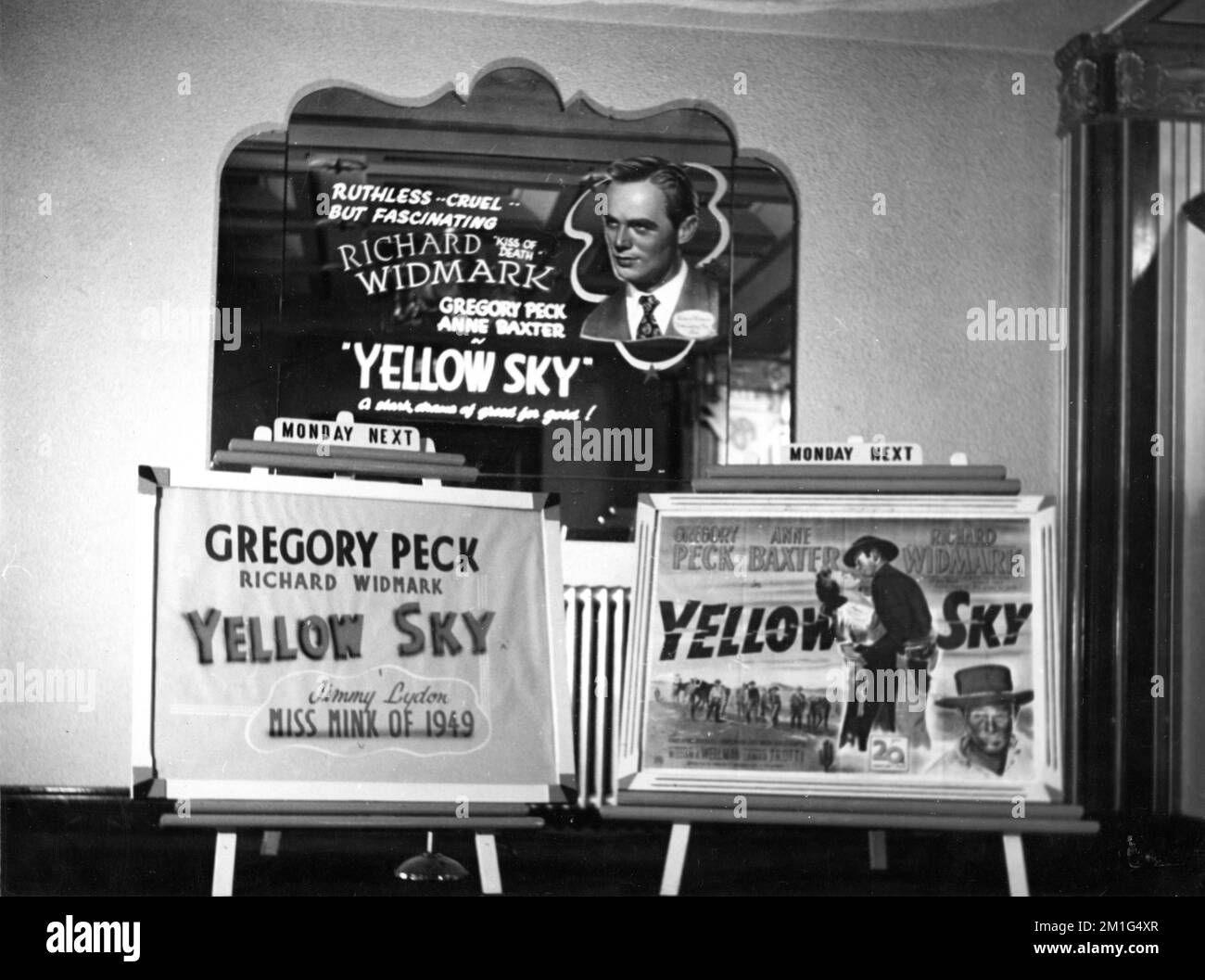 Lobby Display in the Ritz - ABC Cinema in Cleethorpes, Lincolnshire, Inghilterra nel 1949 per GREGORY PECK ANNE BAXTER e RICHARD WIDMARK in GIALLO CIELO direttore WILLIAM A. WELLMAN Twentieth Century Fox Foto Stock