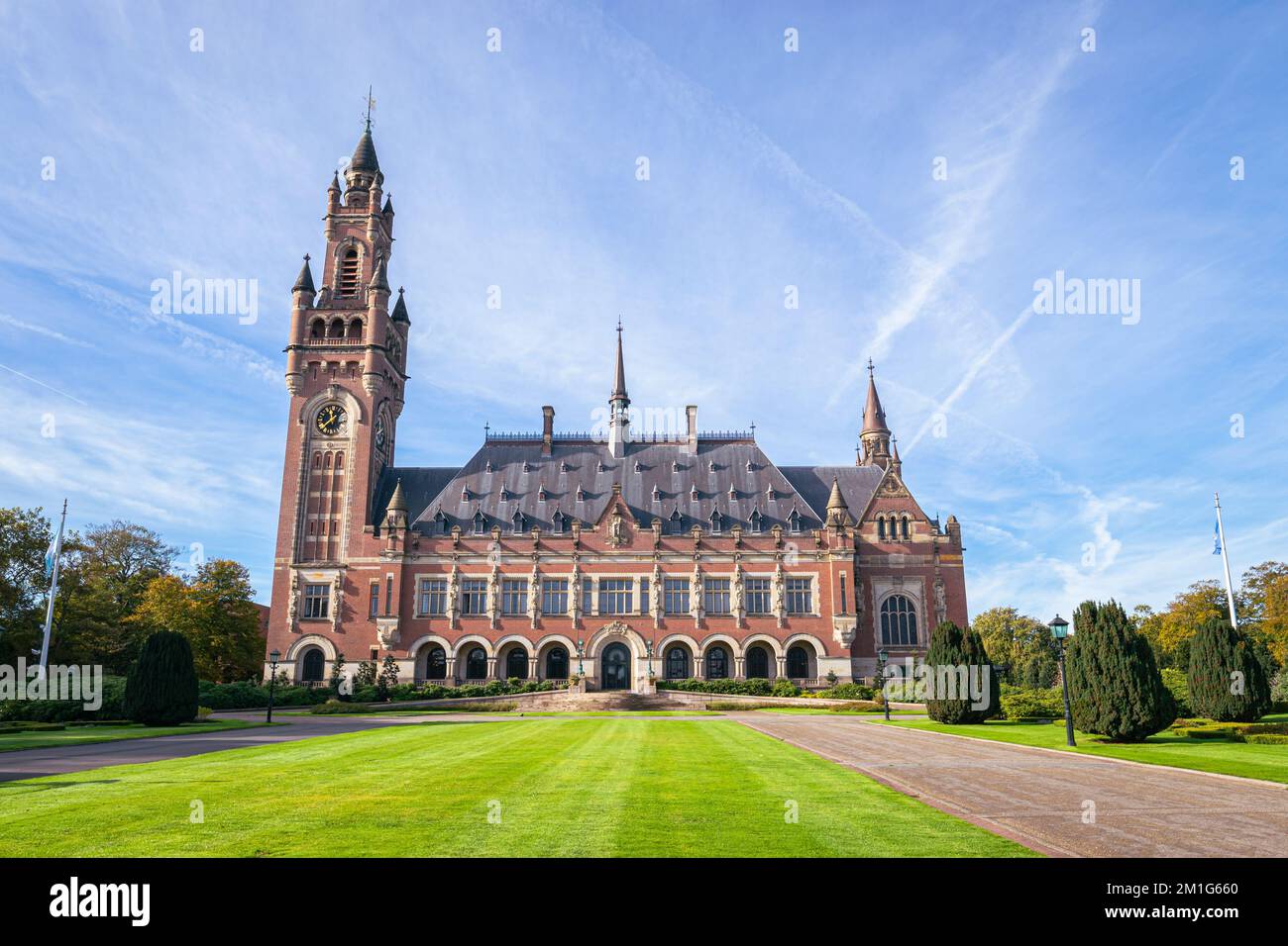 Vista grandangolare del Palazzo della Pace (in olandese: 'Vredespaleis') nella città dell'Aia. Foto Stock