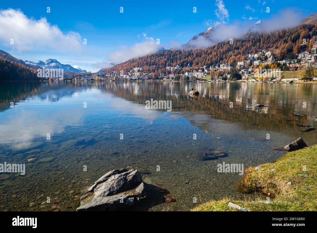 Tranquillo paesaggio di Lake St. Moritz in autunno. Sciogliere le nuvole sulle montagne e bellissimi riflessi nelle acque calme del lago. Foto Stock