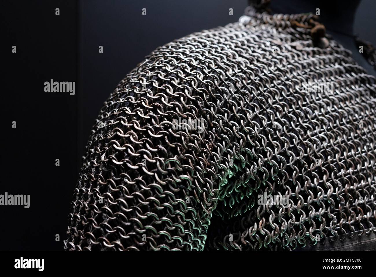 Vista ravvicinata di una vera armatura di chainmail fatta a mano. Dettagli di armatura catena texture. Foto Stock