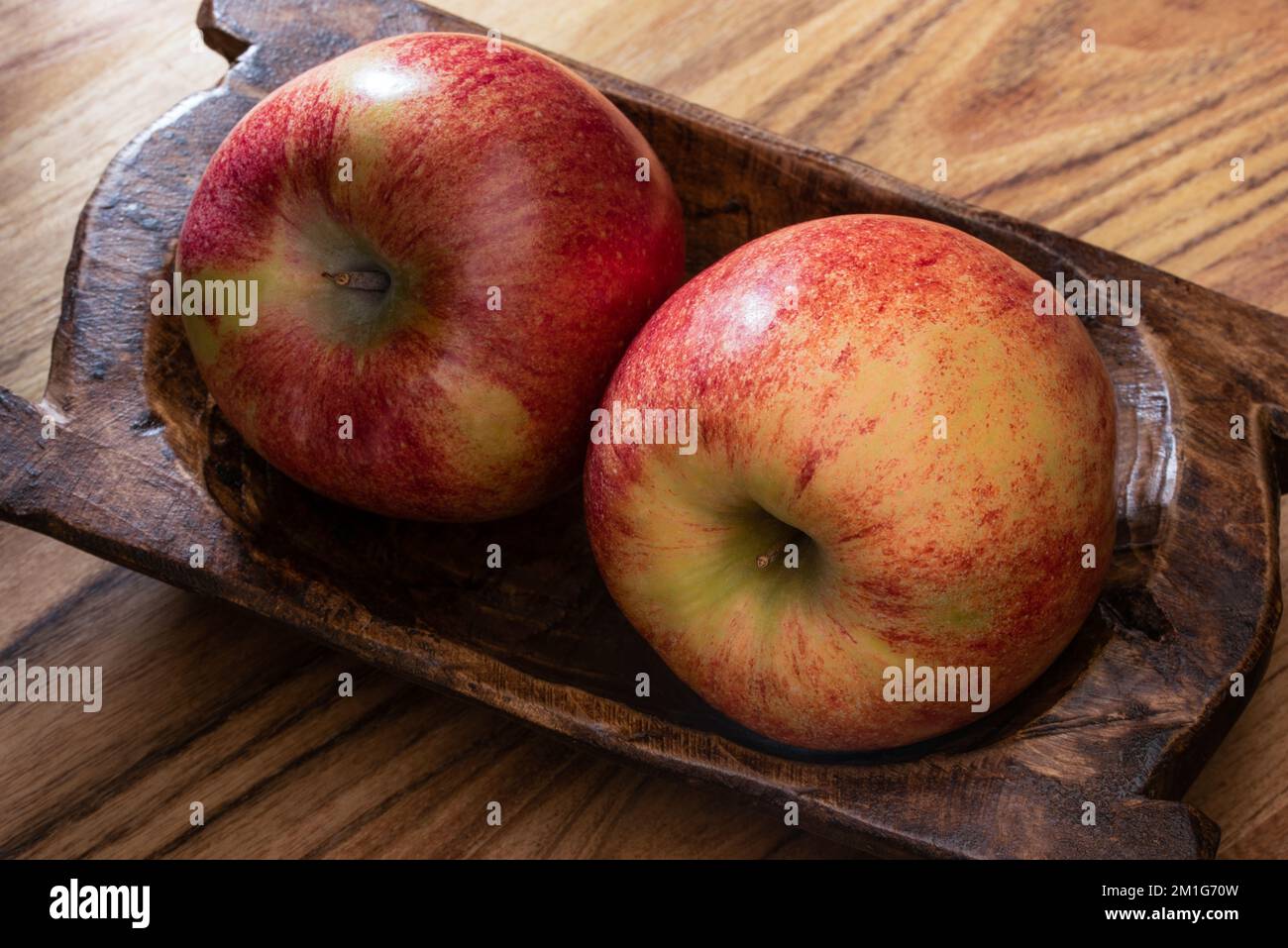 Invidia mele in una ciotola di legno Foto Stock