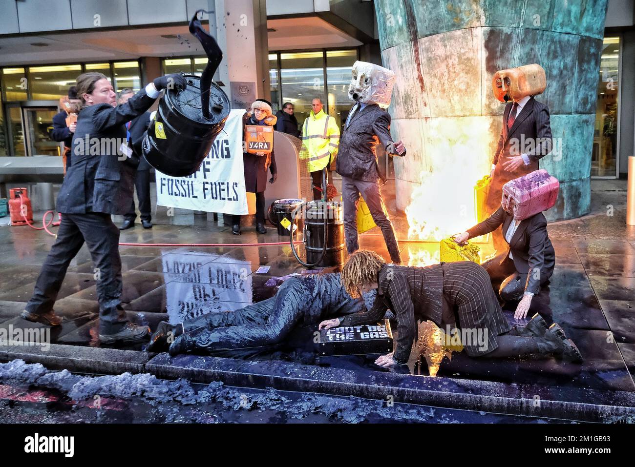 Londra, Regno Unito. 12th dicembre 2022. Gli attivisti della ribellione oceanica organizzano una dimostrazione drammatica al di fuori dell'agenzia delle Nazioni Unite, l'Organizzazione marittima internazionale (IMO), mentre si apre la conferenza del Comitato per la protezione ambientale marittima (MEPC). Gli attivisti chiedono la dimezzazione delle emissioni dei trasporti marittimi entro il 2030 e la rimozione dei combustibili fossili dall’industria. Credit: Undicesima ora di Fotografia/Alamy Live News Foto Stock