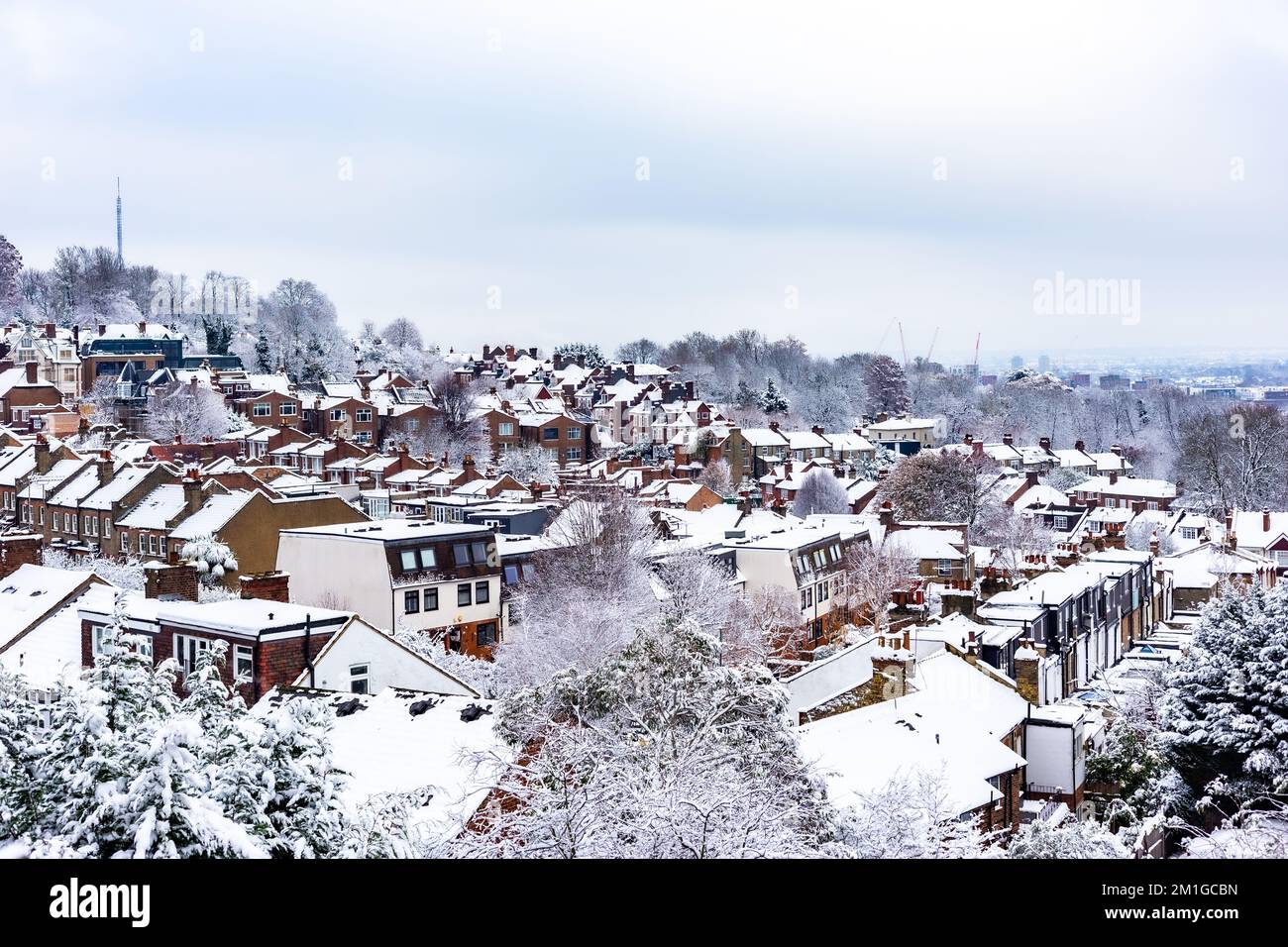 Un punto di vista alto nel nord di Londra è focalizzato su pesanti case coperte di neve e apartments.Rows di case terrazzate in tutte le directions.Cold come ghiaccio! Foto Stock