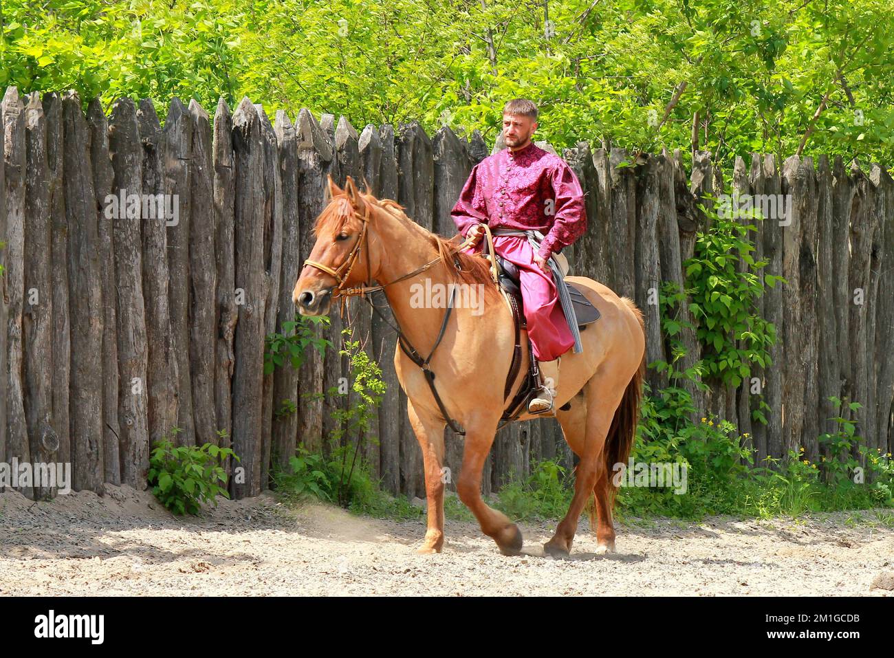 Cossack ucraino in camicia ricamata cavalca baia a festival etnico, isola di Khortytsya, Zaporizhzhzhia Ucraina , 2021-05-03 Foto Stock