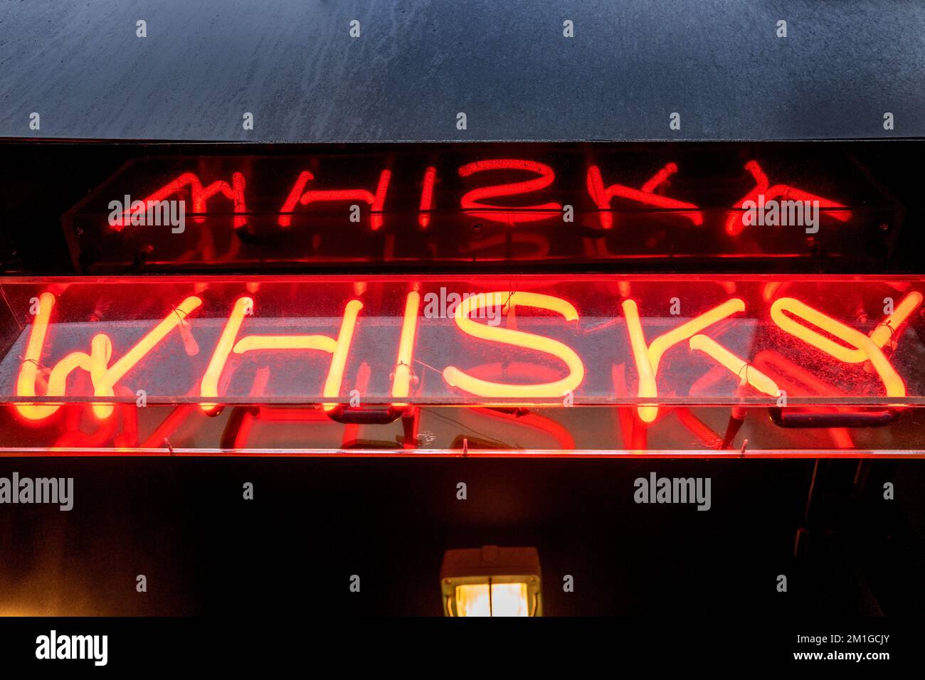 Brighton, 5th 2022 dicembre: Un cartello illuminato 'whisky' nel centro di Brighton Foto Stock