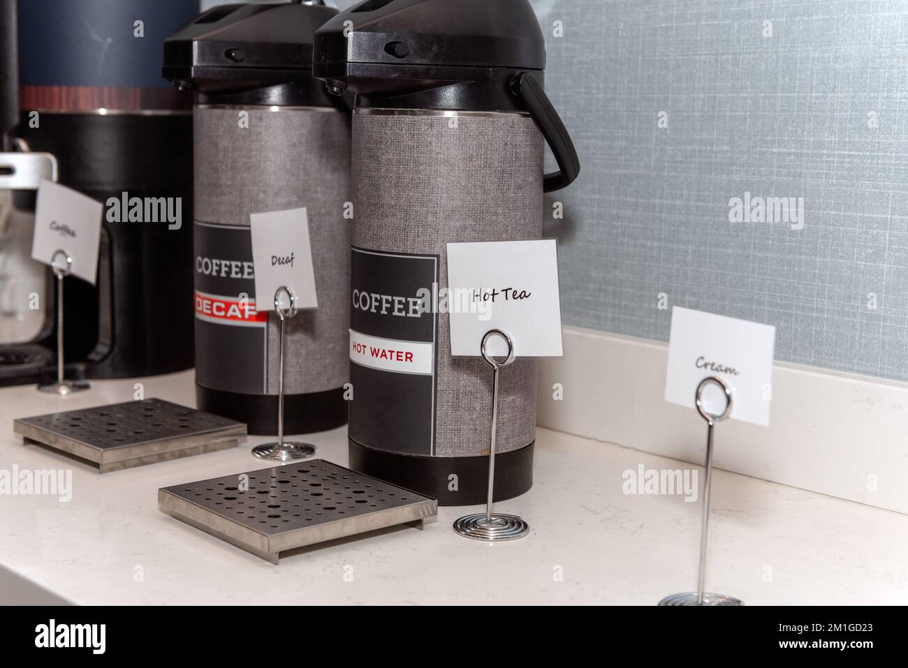 Il distributore di bevande ha tutte le bevande necessarie alla caffeina di cui l'ospite potrebbe aver bisogno in caso di sete. Foto Stock