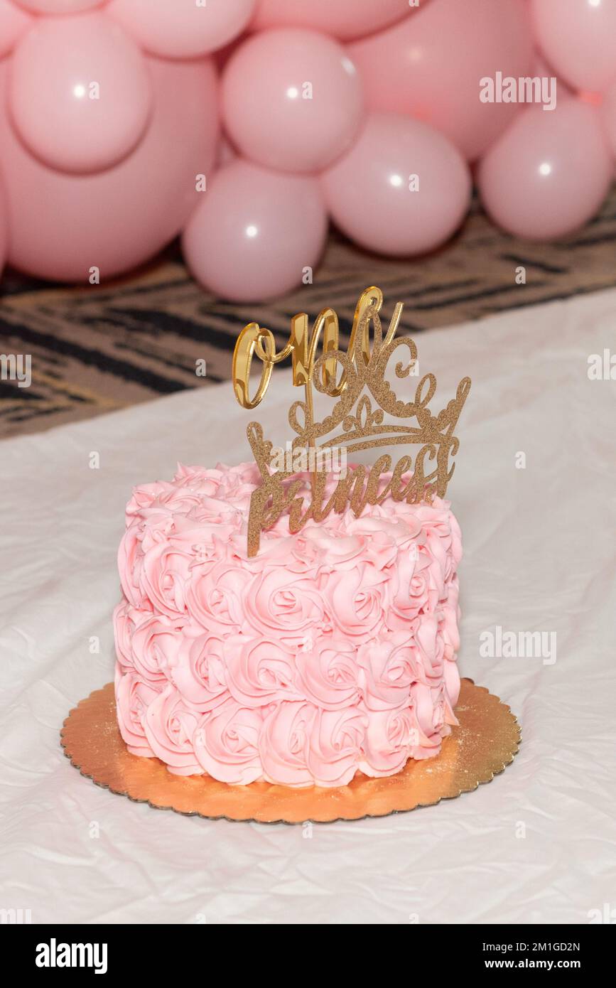 Glassa spessa sulla torta di compleanno per il prezzo avere una festa. Foto Stock