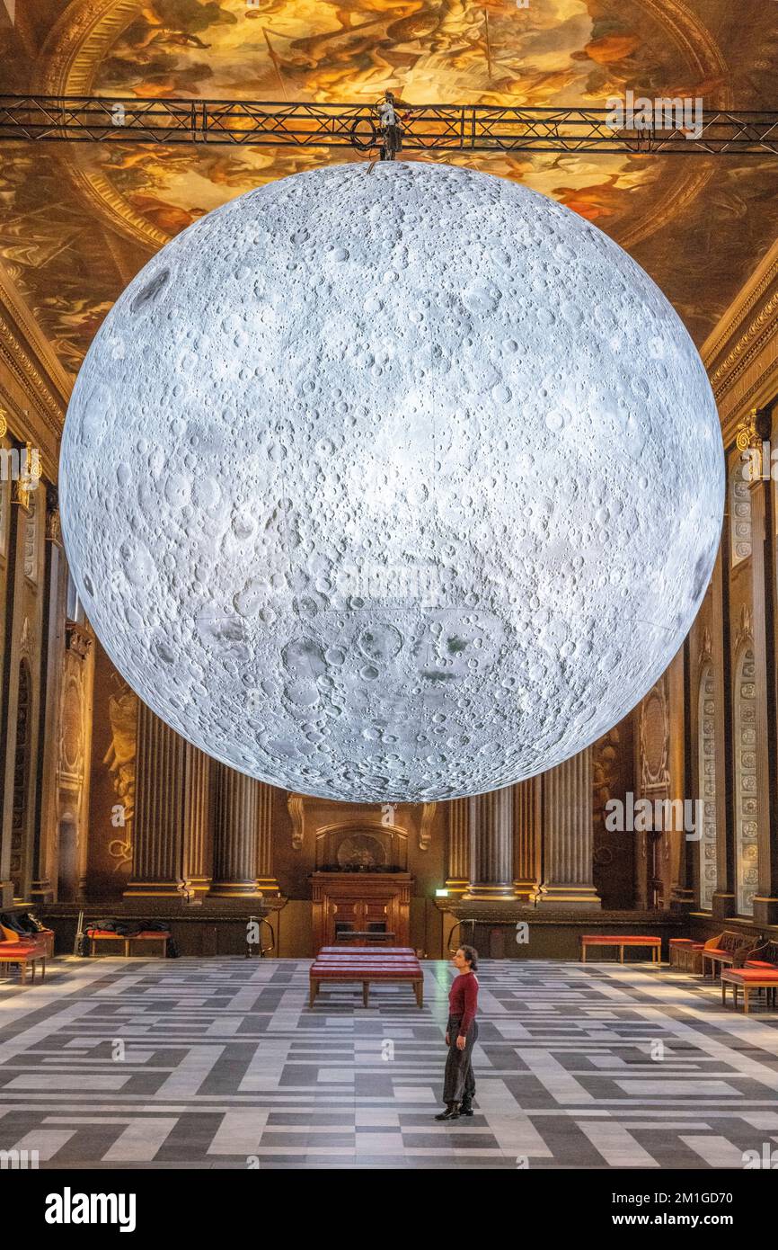 12 dicembre 2022. Londra, Regno Unito. L'installazione intitolata Museum of the Moon dell'artista Luke Jerram è presente nella Painted Hall dell'Old Royal Naval College di Greenwich. L'installazione del paesaggio lunare illuminato su larga scala è caratterizzata da immagini NASA. Foto di Ray Tang. Solo uso editoriale Foto Stock