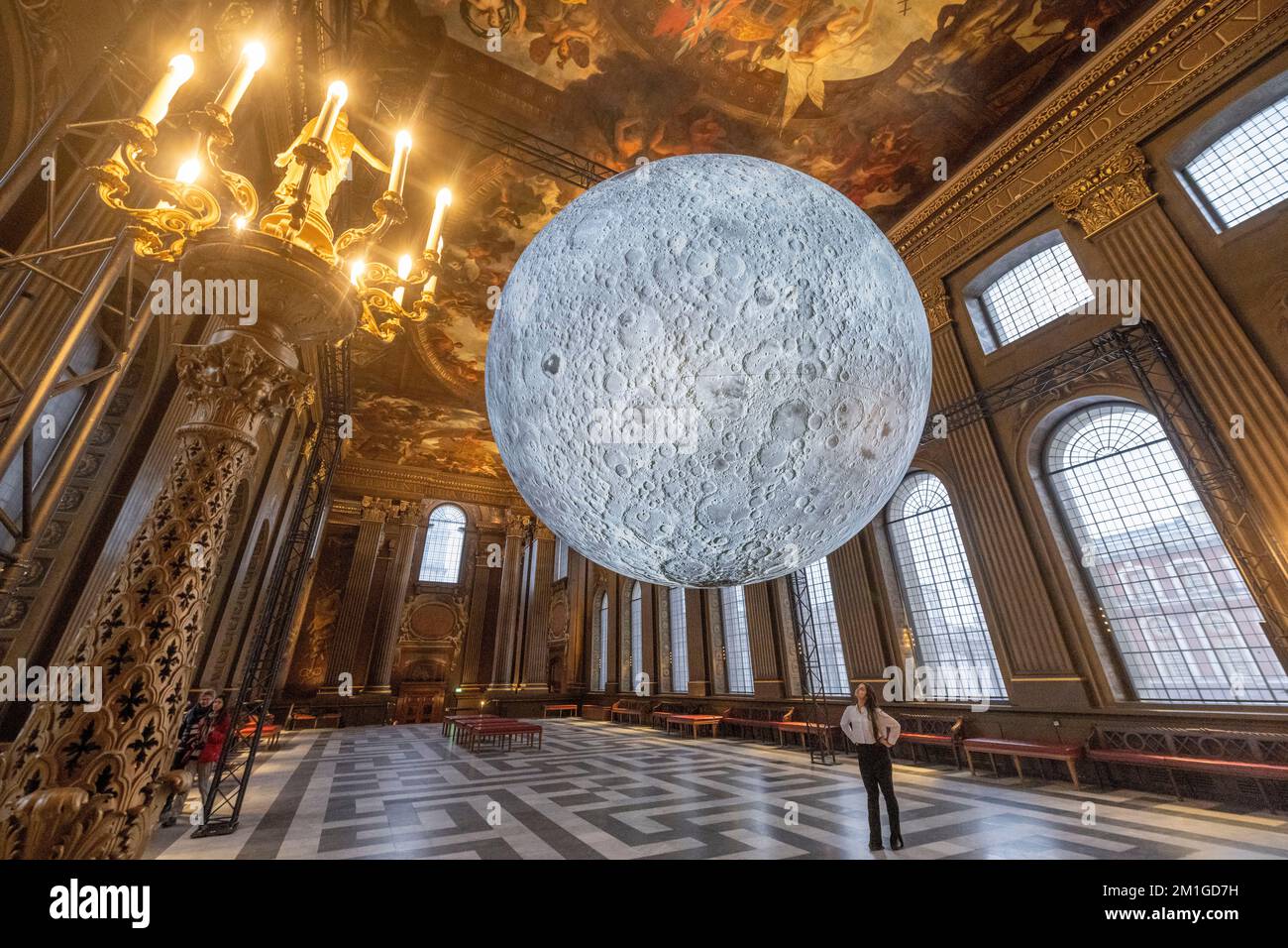 12 dicembre 2022. Londra, Regno Unito. L'installazione intitolata Museum of the Moon dell'artista Luke Jerram è presente nella Painted Hall dell'Old Royal Naval College di Greenwich. L'installazione del paesaggio lunare illuminato su larga scala è caratterizzata da immagini NASA. Foto di Ray Tang. Solo uso editoriale Foto Stock