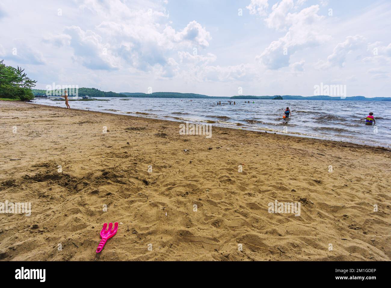 Turisti che si godono lago Dwight spiaggia, Muskoka, Ontario, Canada Foto Stock