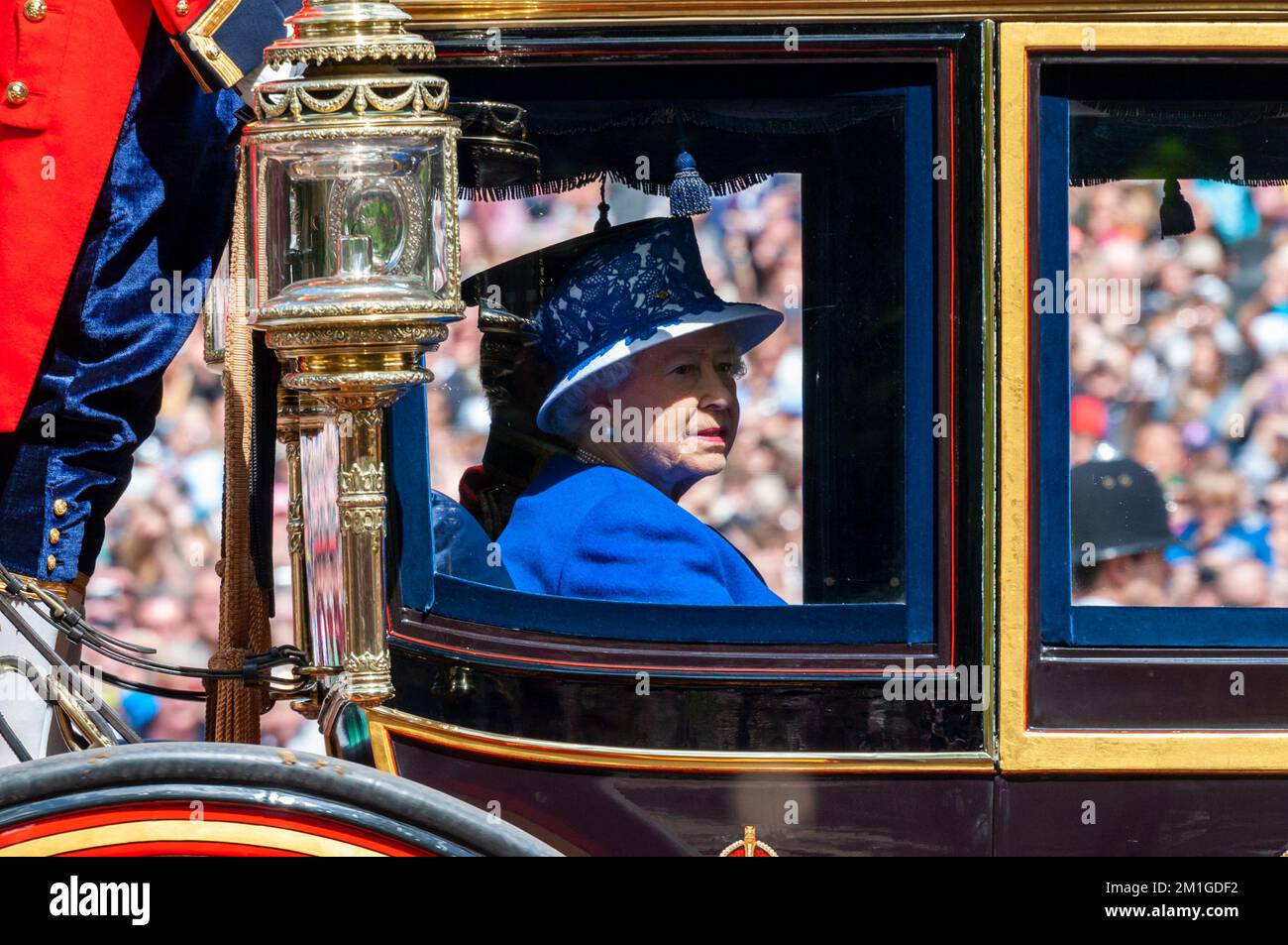 Queen Elizabeth II a Trooping the Colour 2013 che si svolge lungo il Mall, Londra, Regno Unito. In pullman chiuso, carrozza. Sua Maestà la Regina Foto Stock