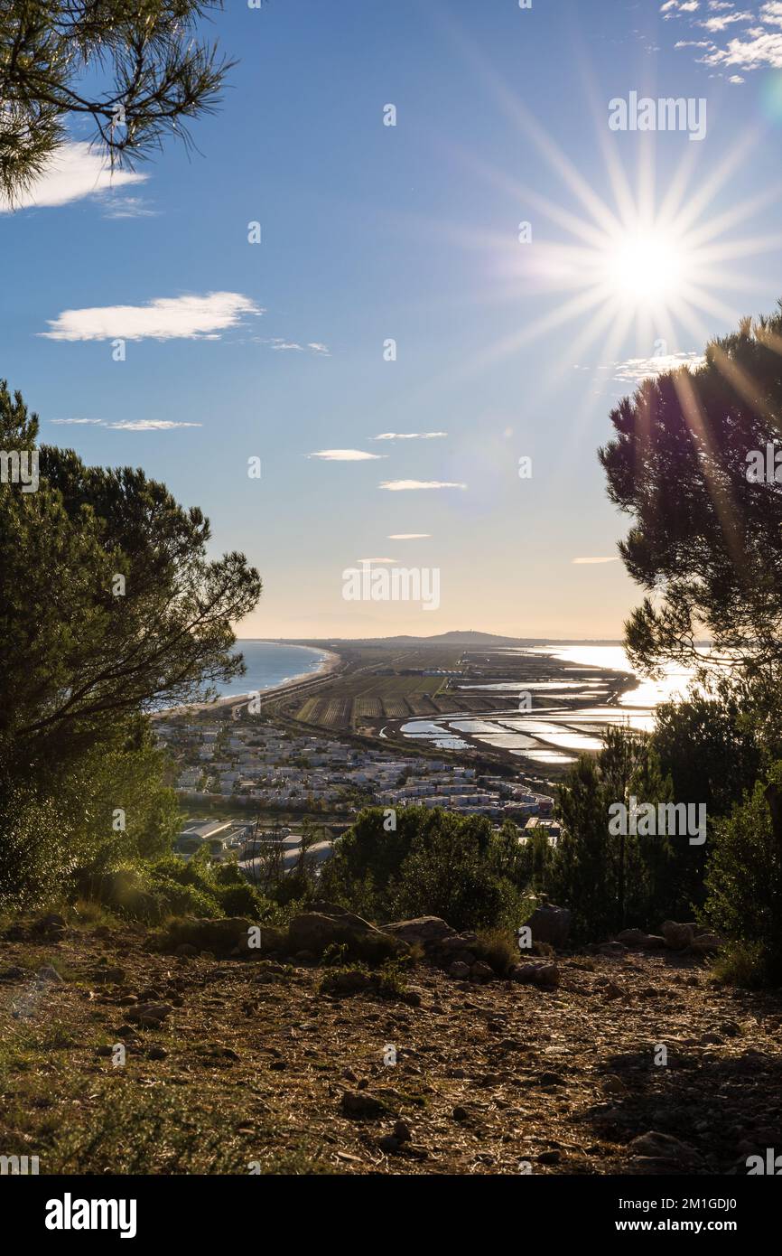 Grand soleil sur le Lido de Thau depuis la Forêt des Pierres Blanches à Sète Foto Stock