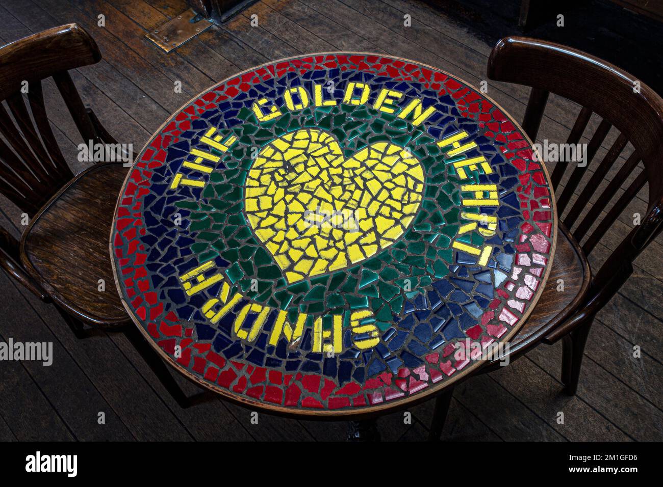 Il Golden Heart pub rotondo mosaico tavolo, Inghilterra, Londra, Tower Hamlets, Spitafields, Foto Stock