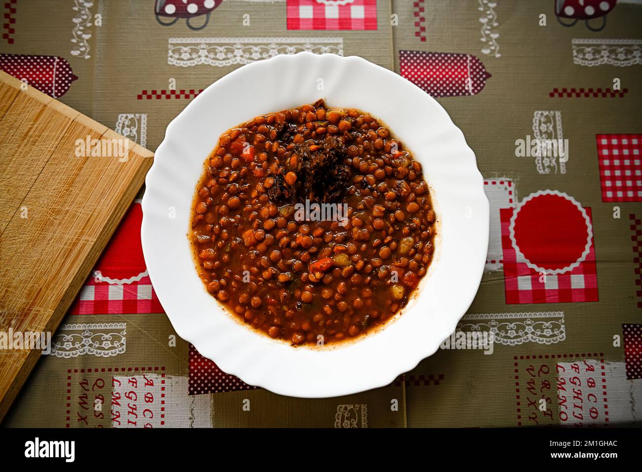Piatto di lenticchie con carota e budino nero Foto Stock