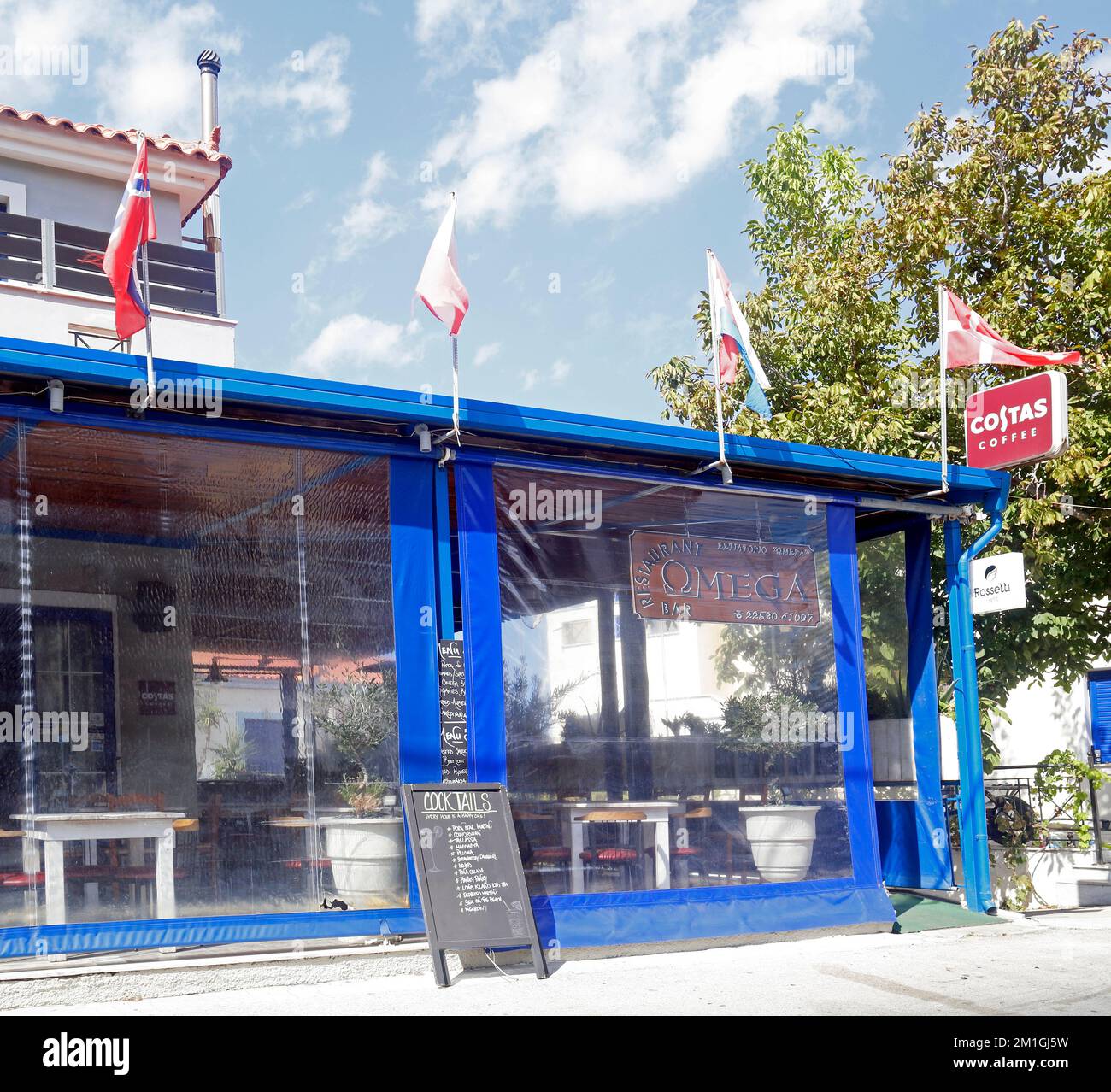 Costas Coffee shop, con tenda antivento, Grecia. Settembre / ottobre 2022. Foto Stock