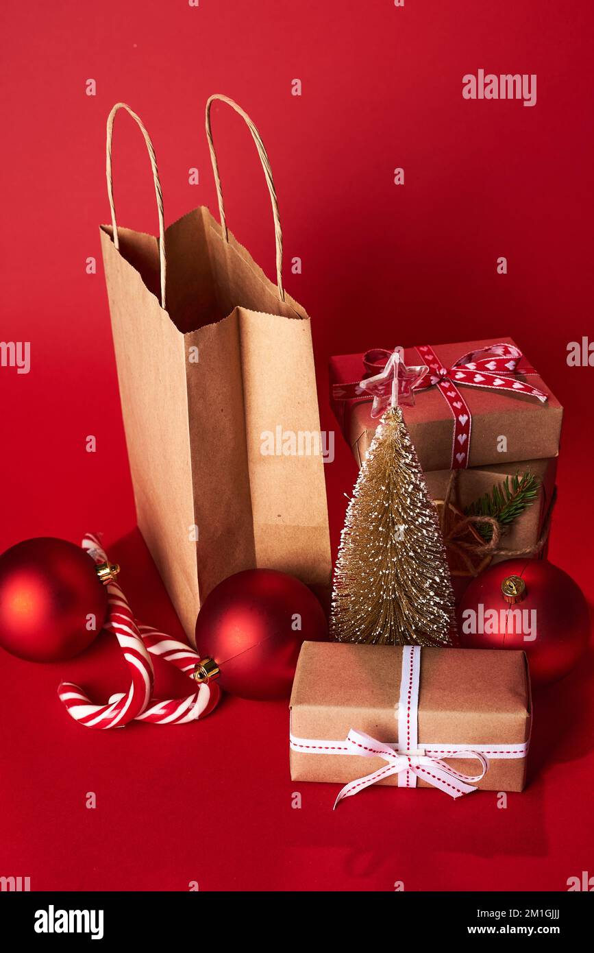 Banner con decorazioni natalizie su sfondo rosso con piccolo albero di natale Foto Stock