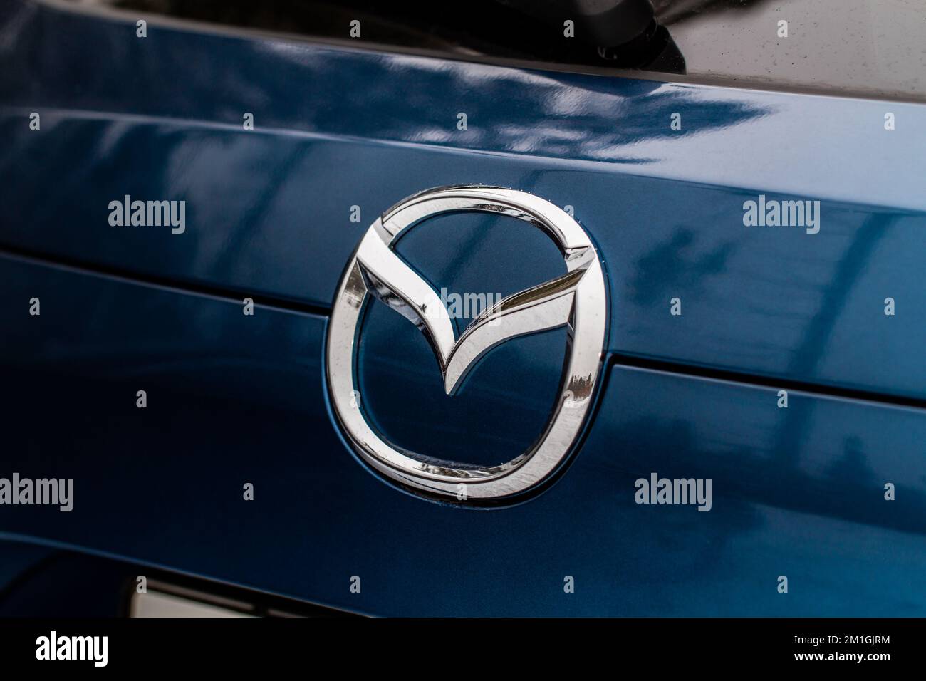 MOSCA, RUSSIA - 22 GENNAIO 2022. Mazda CX5 (KF) SUV di lusso sucompatta skyactive, vista frontale. Logo Mazda close-up. Foto Stock