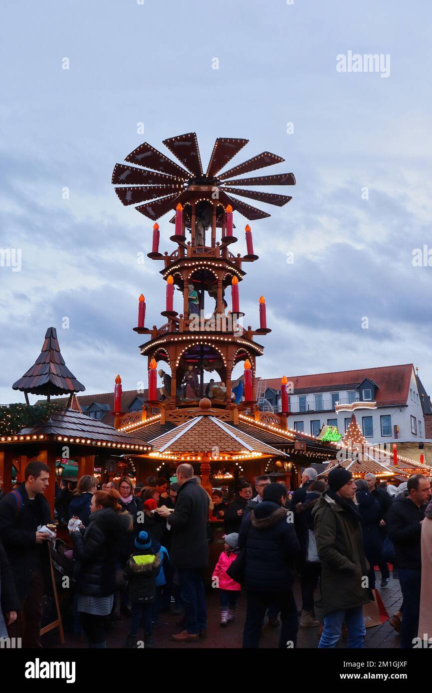 Hanau, Germania - 15 dicembre 2019: Gigantesca piramide di Natale spinner al mercato di Natale di Hanau in Germania. Foto Stock