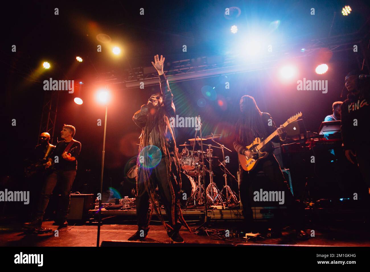 La stella reggae italiana Alborosie suona dal vivo con il clan shengen a Torino Foto Stock