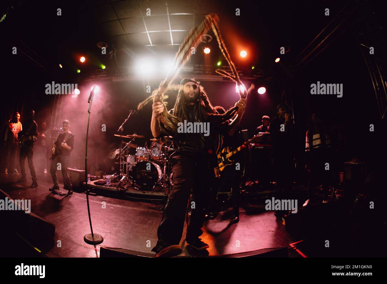 La stella reggae italiana Alborosie suona dal vivo con il clan shengen a Torino Foto Stock