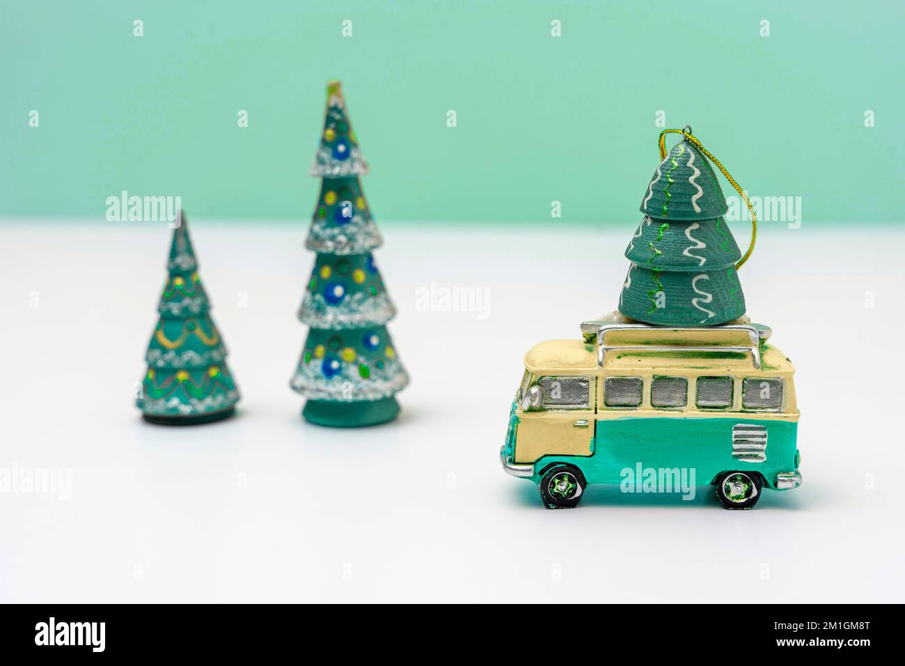 L'automobile del giocattolo sta trasportando un albero di Natale del giocattolo. Albero di Natale e minibus Foto Stock