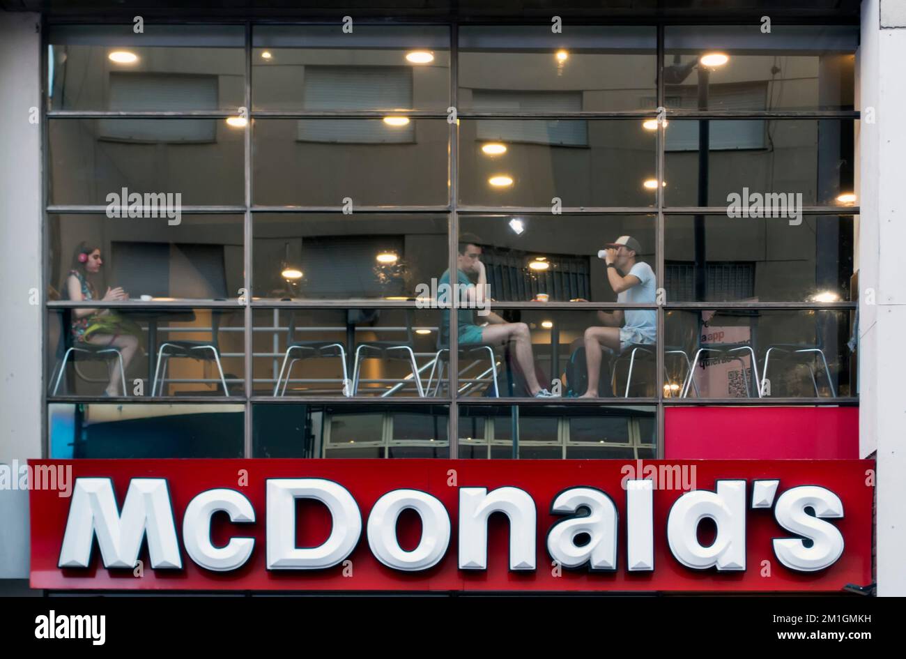 Persone in un ristorante McDonalds Foto Stock