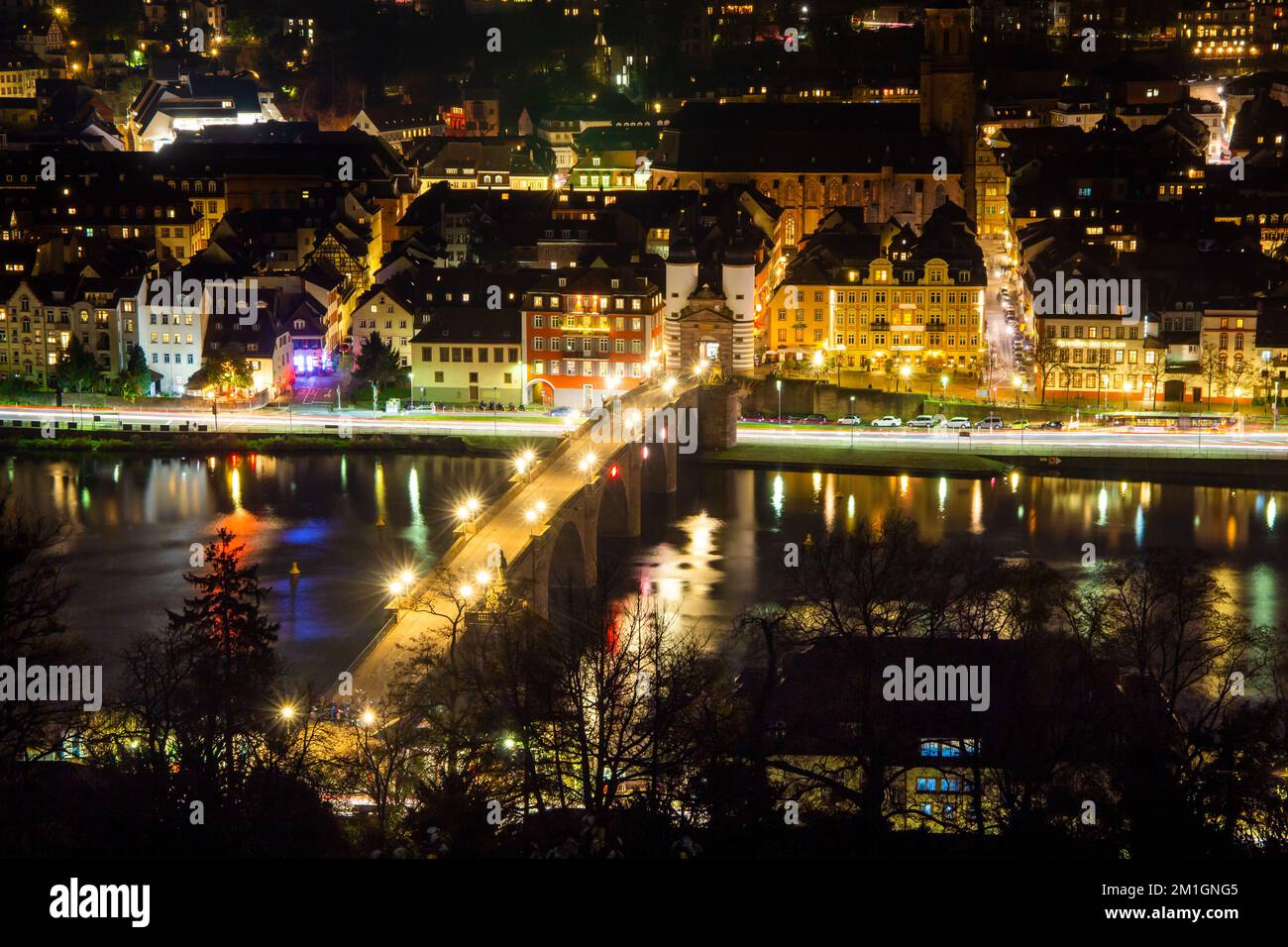 Vista notturna del centro storico di Heidelberg. Fotografato nel dicembre 2022 da un punto panoramico sulla Heidelbergs Philosophenweg Foto Stock
