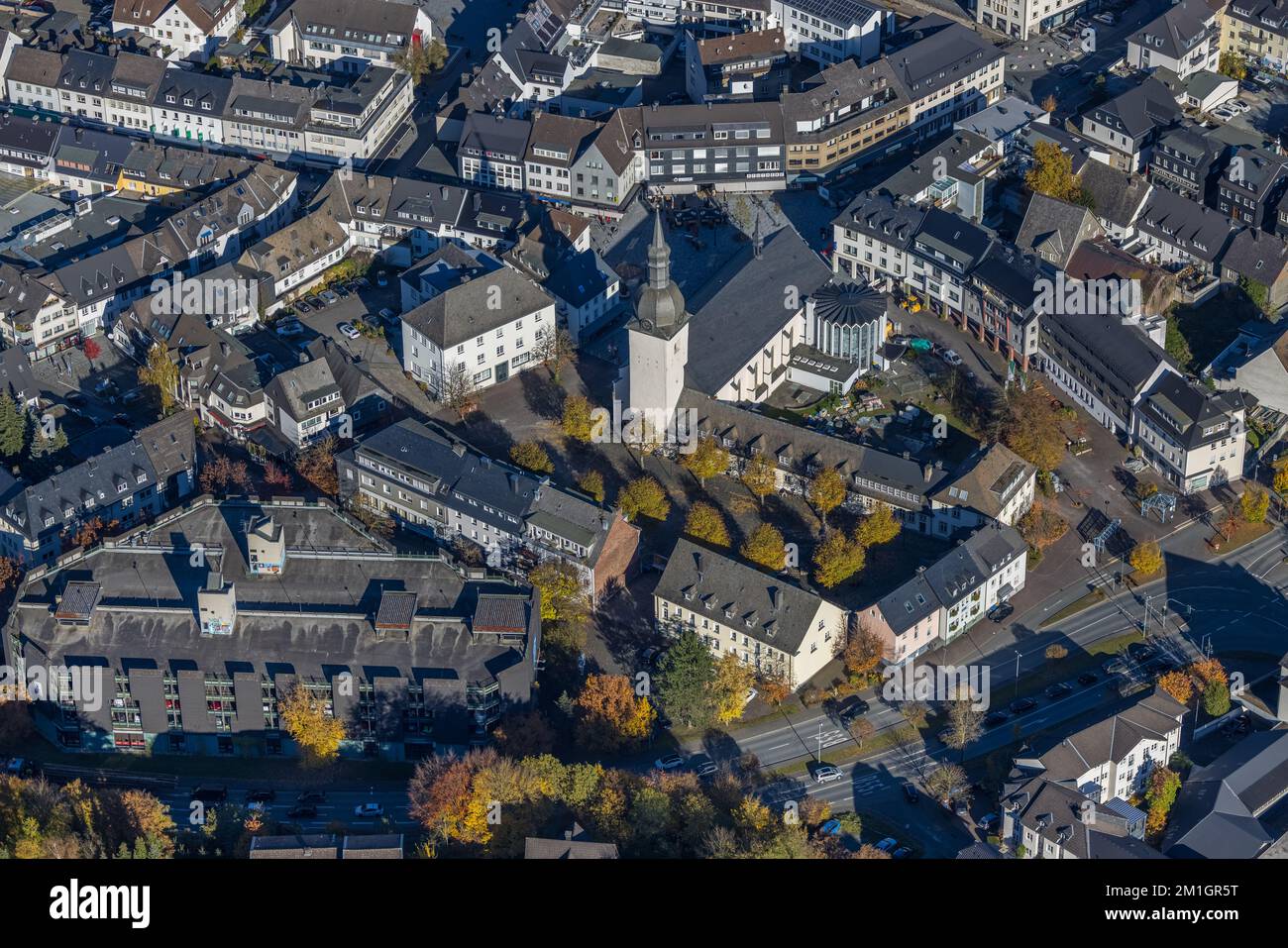 Vista aerea, St. Chiesa di Walburga e centro giovanile a Stiftsplatz nella città di Meschede a Meschede, Sauerland, Renania settentrionale-Vestfalia, Germania, culto sit Foto Stock