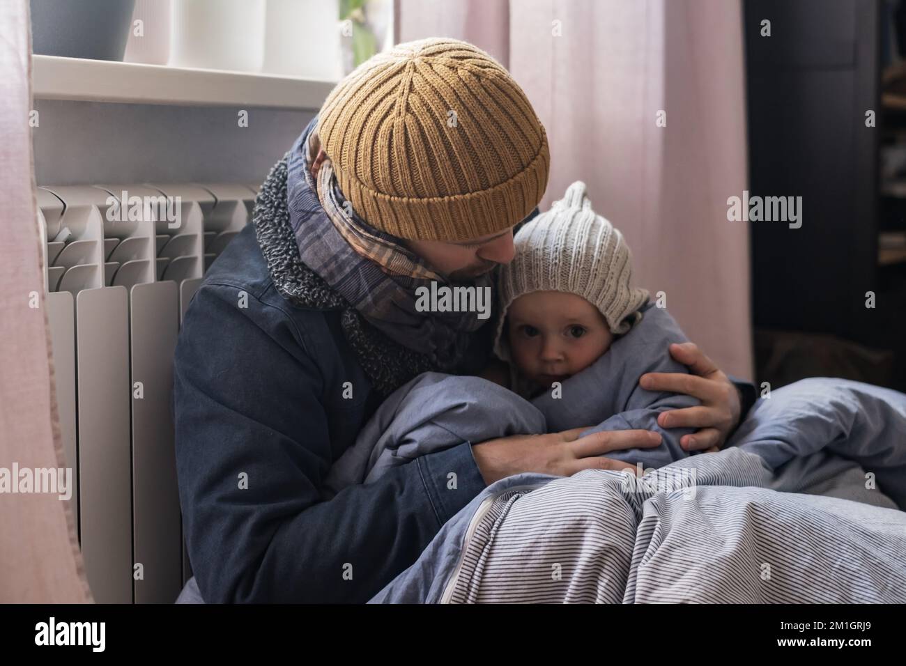 Uomo che indossa abiti caldi che si sente freddo . Crisi energetica in Europa Foto Stock