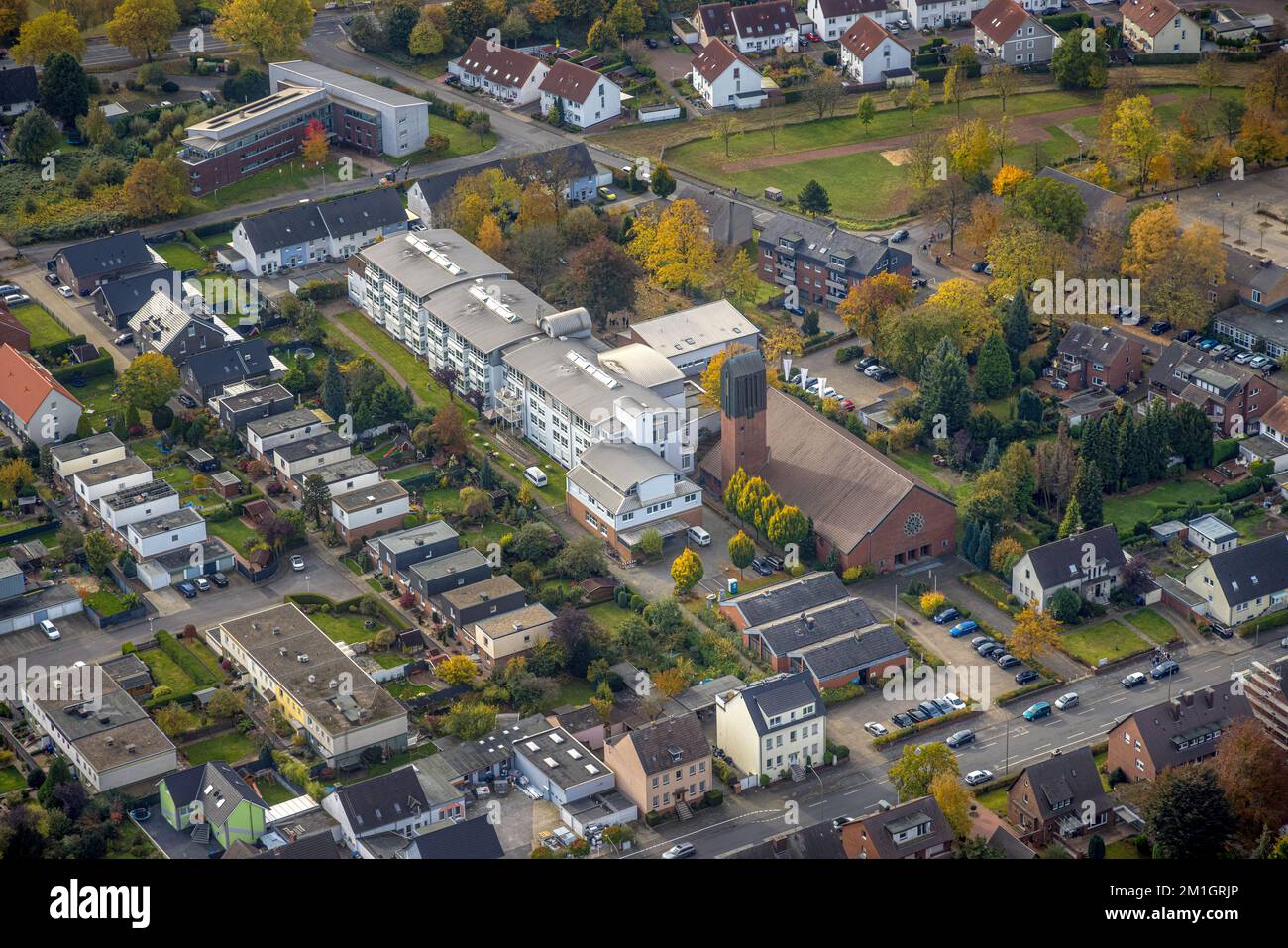 Vista aerea, St. Boniface chiesa, San Boniface Senior Center e St. Boniface asilo cattolico nel distretto di Herringen a Hamm, nella zona della Ruhr, North RH Foto Stock