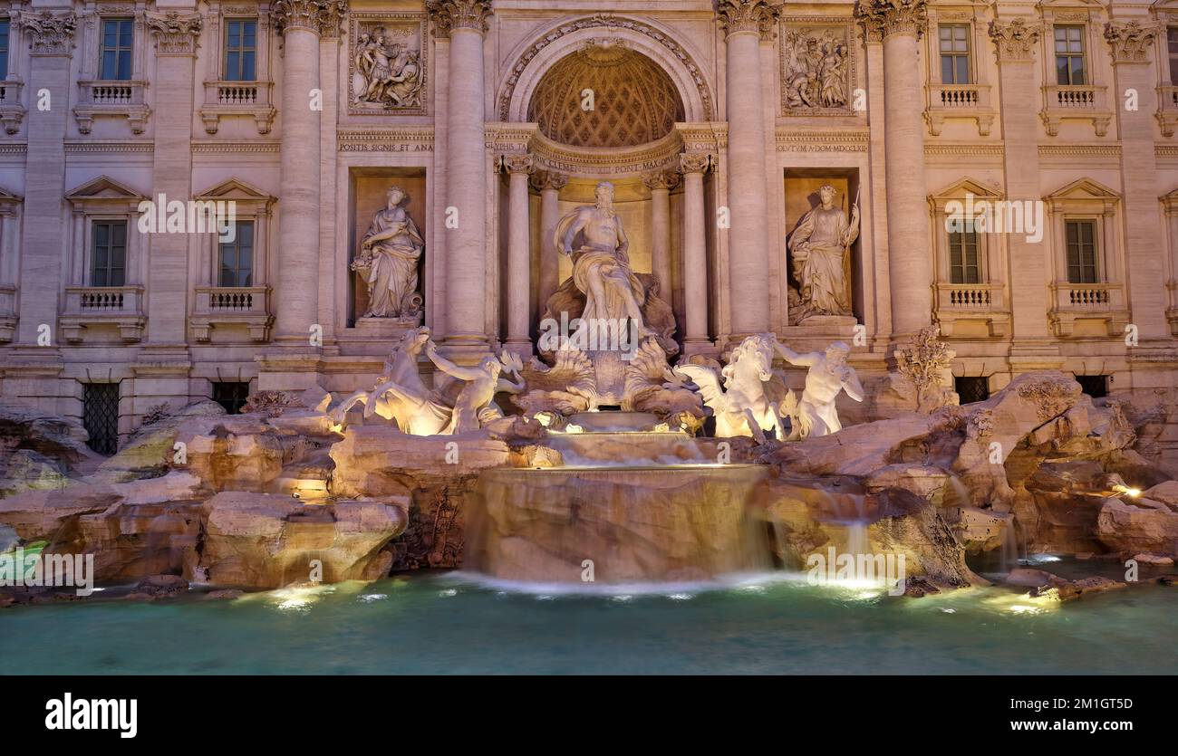 Una vista ravvicinata della Fontana di Trevi illuminata dalle luci appena prima dell'alba. Foto Stock