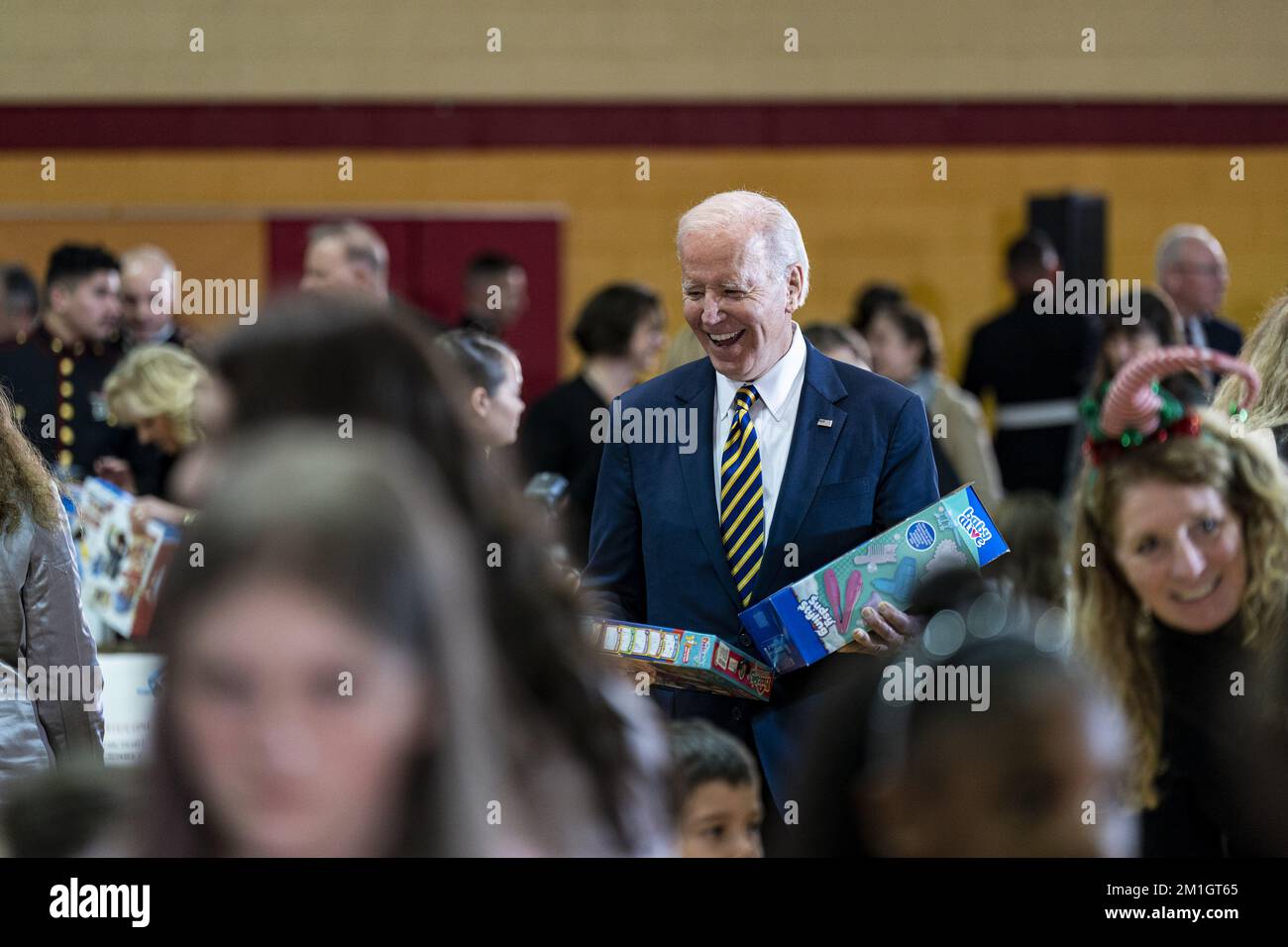 Arlington, Stati Uniti. 12th Dec, 2022. Il presidente DEGLI STATI UNITI Joe Biden trasporta i giocattoli mentre partecipa a un evento dei giocattoli della riserva del corpo marino degli Stati Uniti per i giocattoli dei tots alla base mista Myer-Henderson Hall ad Arlington, Virginia, lunedì 12 dicembre 2022. I Biden's stanno unendo i coniugi del Dipartimento superiore della Difesa e dei servizi di leadership e i bambini militari locali nella selezione dei giocattoli donati per la distribuzione alle famiglie bisognose prima delle vacanze. Foto di al Drago/UPI Credit: UPI/Alamy Live News Foto Stock