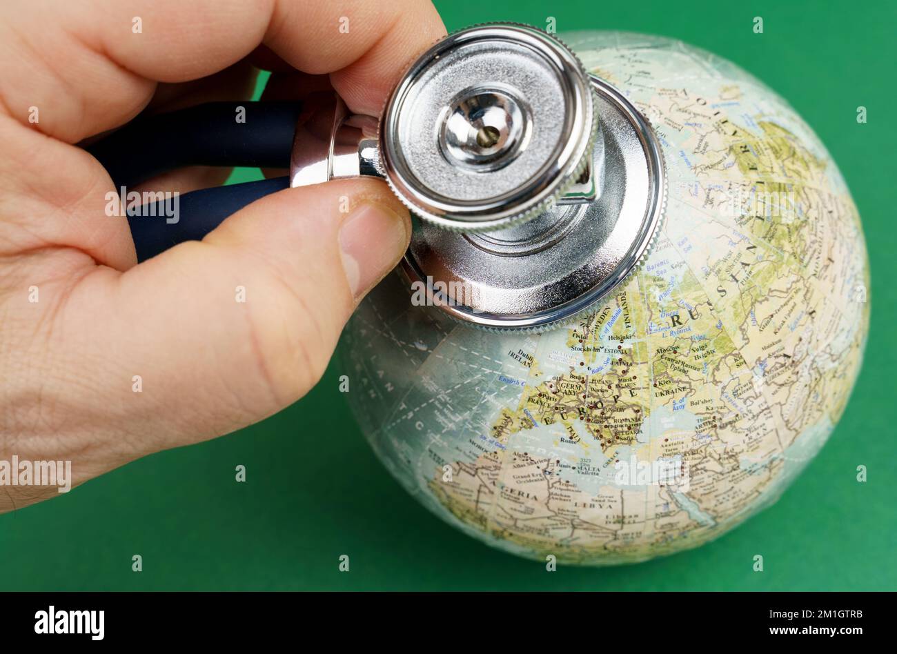 Sicurezza del pianeta. Quarantena globale. Disastri, crisi economica, ambientale e medica. Isolato sul verde. Foto Stock