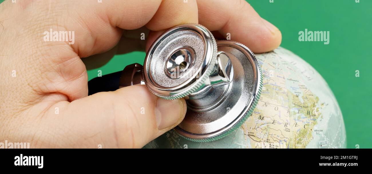 Globo in una maschera medica usa e getta. Globo senza lettere e nomi. Sicurezza del pianeta. Quarantena globale. Disastro, crisi economica e medica. Isolato Foto Stock