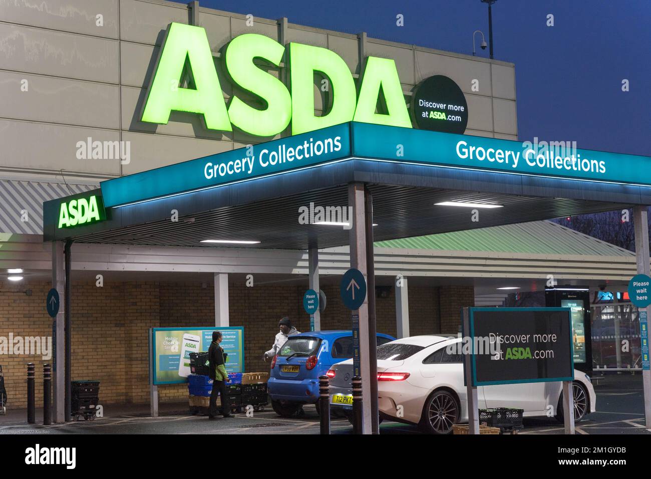 Il supermercato Asda offre collezioni di alimentari per i clienti che ordinano online e raccolgono presso il negozio London England Foto Stock