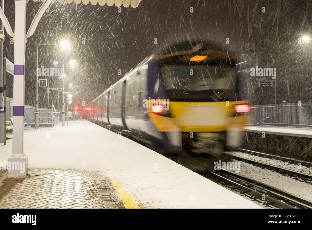Treno urbano sud-orientale che tira la piattaforma della stazione quando Artic congelamento ha portato pesanti cadute di neve a Greenwich, Londra sud-orientale Inghilterra Foto Stock
