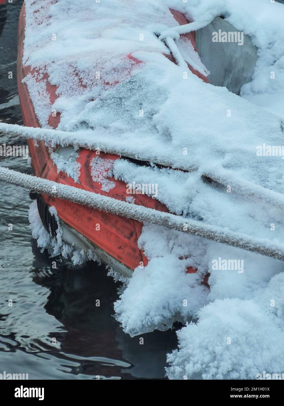 Un primo piano verticale di una zattera galleggiante coperta di neve Foto Stock