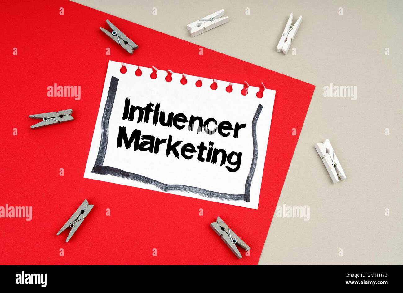 Concetto di business e finanza. Clothespins e un foglio di taccuino con l'iscrizione - influencer marketing Foto Stock