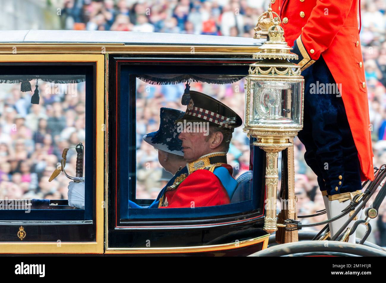 Principe Edoardo, duca di Kent in pullman con la regina a Trooping the Colour 2013 che si svolge lungo The Mall, Londra, Regno Unito Foto Stock