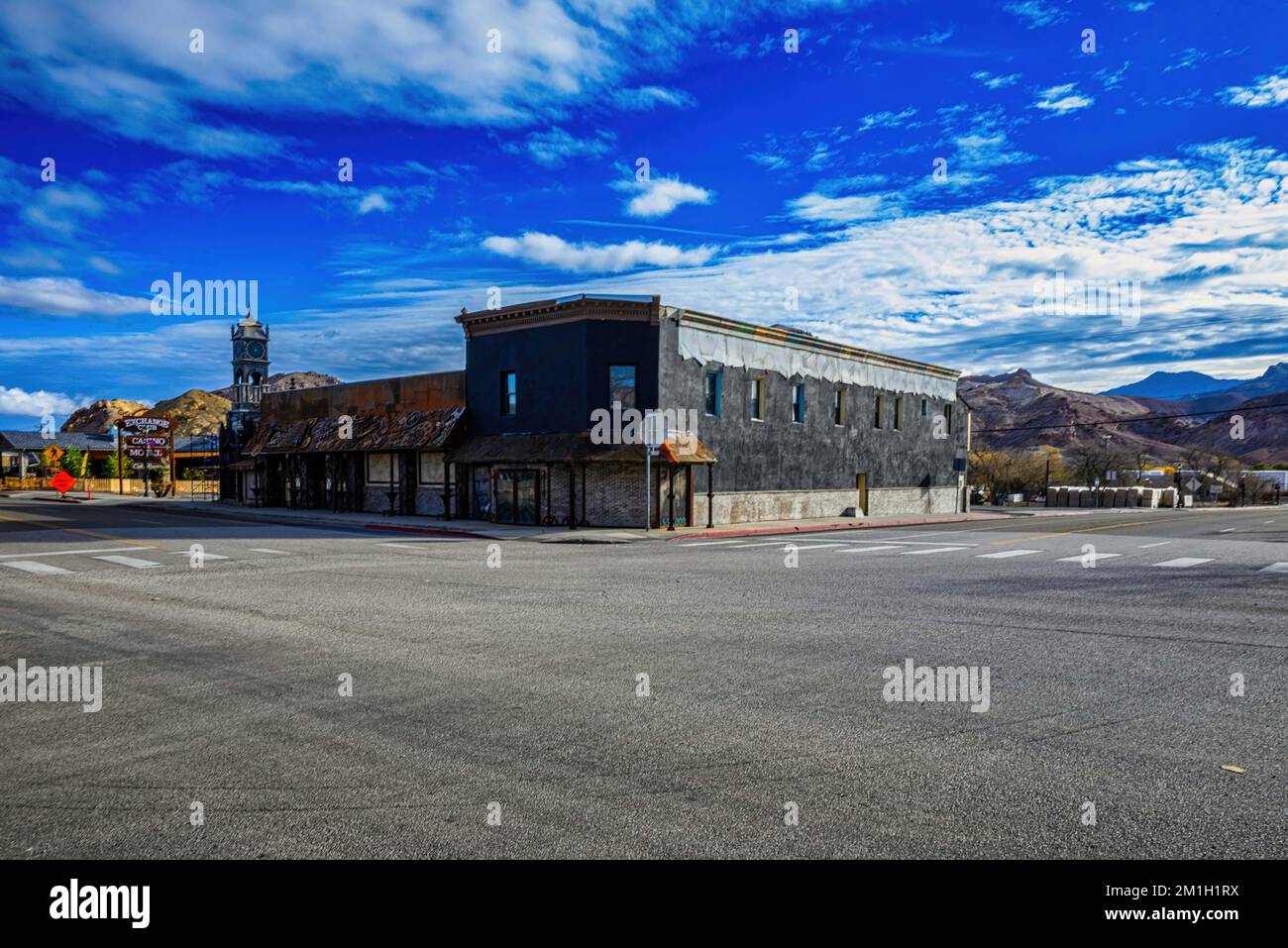 Una strada vuota di giorno a Beatty, Nevada, Stati Uniti Foto Stock