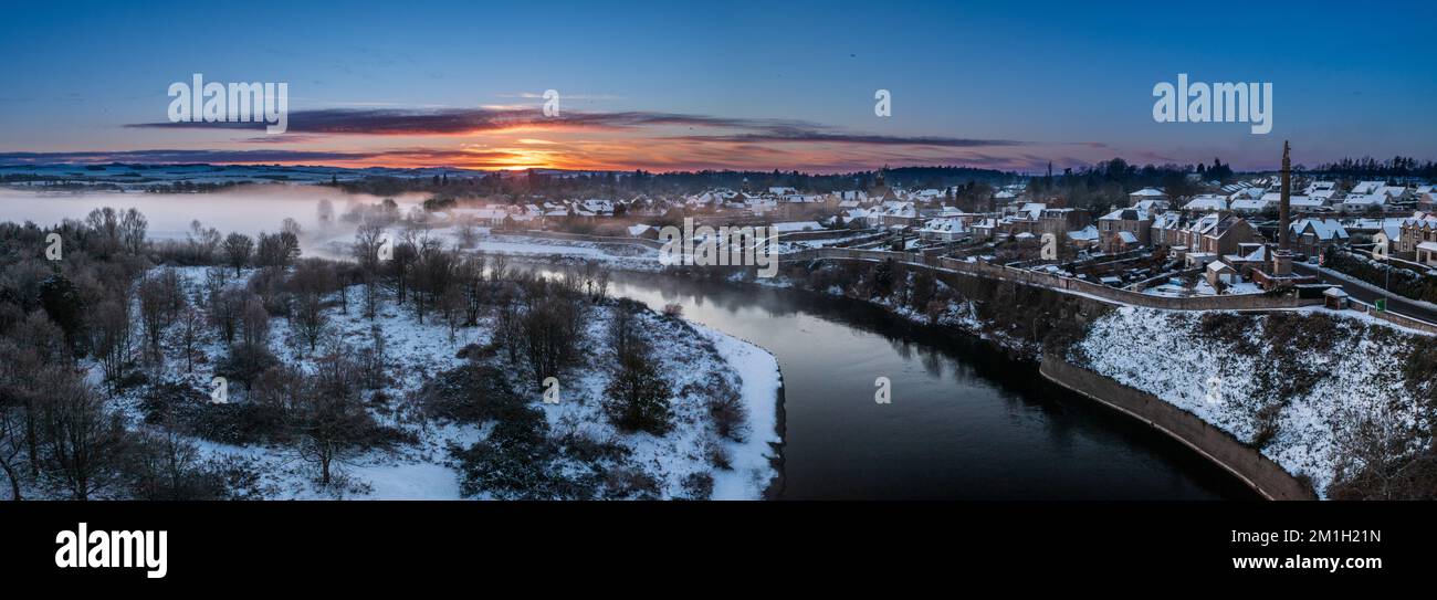 Tramonto in un freddo pomeriggio invernale a Coldstream accanto al fiume Tweed sul confine scozzese Foto Stock