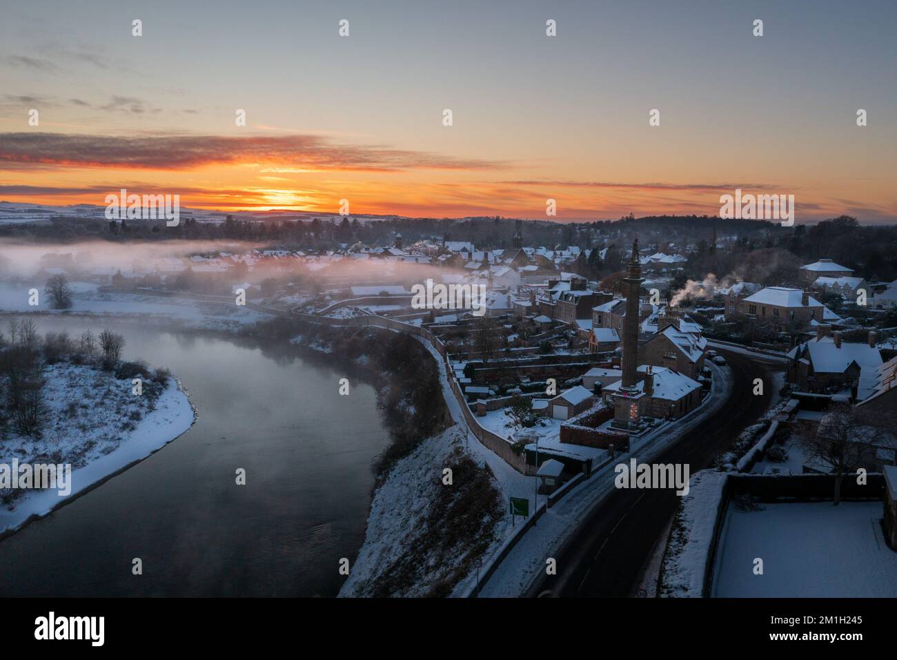 Tramonto in un freddo pomeriggio invernale a Coldstream accanto al fiume Tweed sul confine scozzese Foto Stock