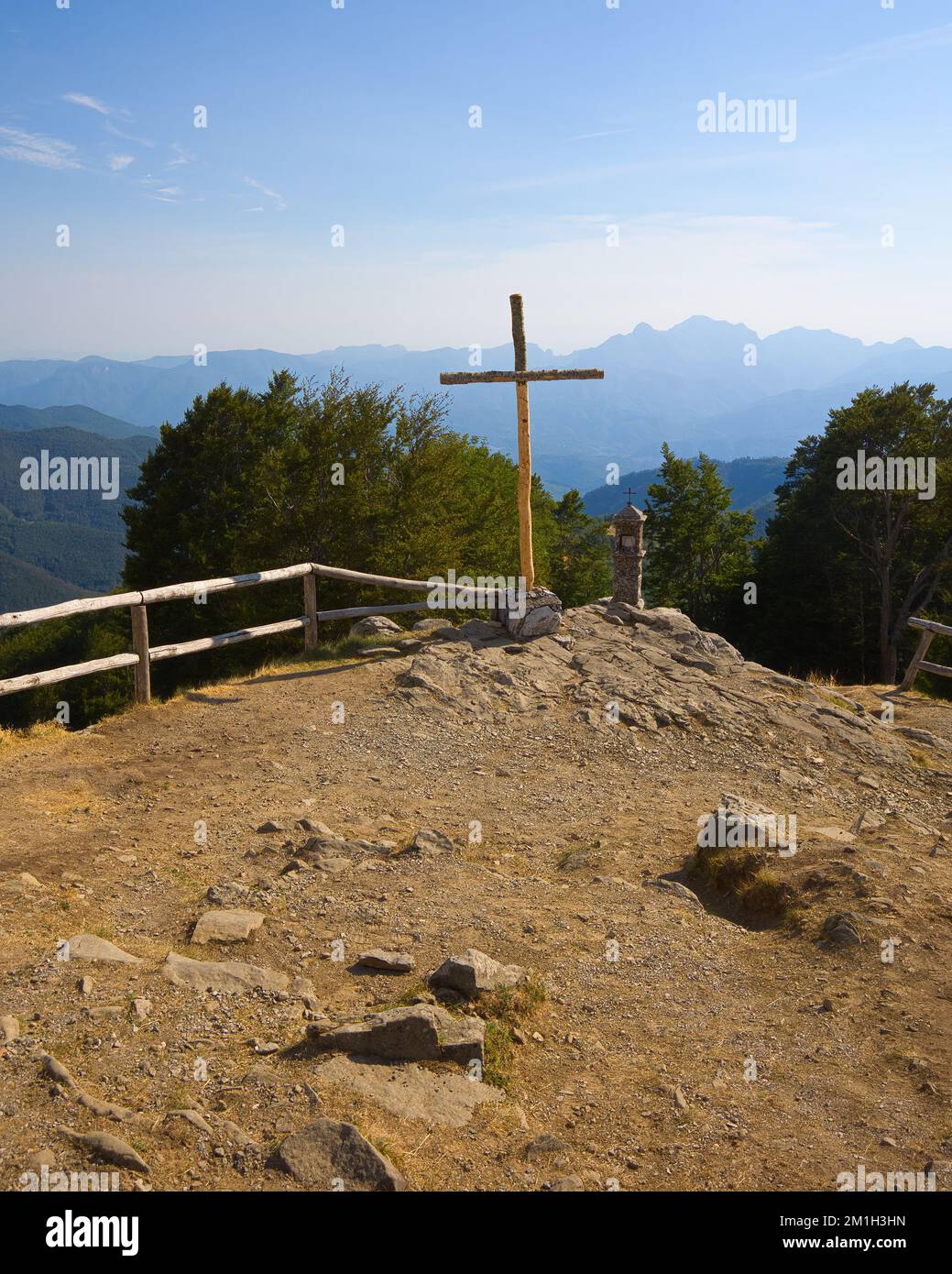 Croce in legno presso il luogo di pellegrinaggio di San Pellegrino in Alpe, situato sulle montagne dell'Appennino, al confine tra la Toscana e l'Emilia Romagn Foto Stock