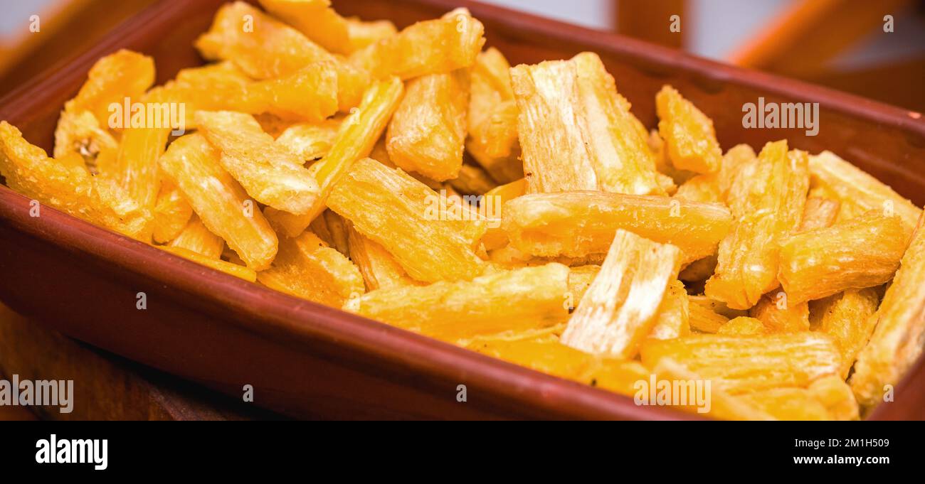 Manioca brasiliana fritta, cibo tradizionale brasiliano, in una terrina artigianale di argilla, tipica tradizione brasiliana da Minas Gerais Foto Stock