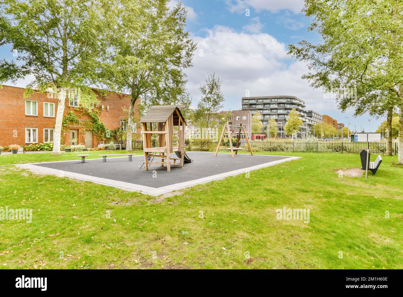 un parco giochi all'aperto con altalene e attrezzature da gioco in avanti - l'immagine è presa dall'alto, guardando verso il basso a terra Foto Stock