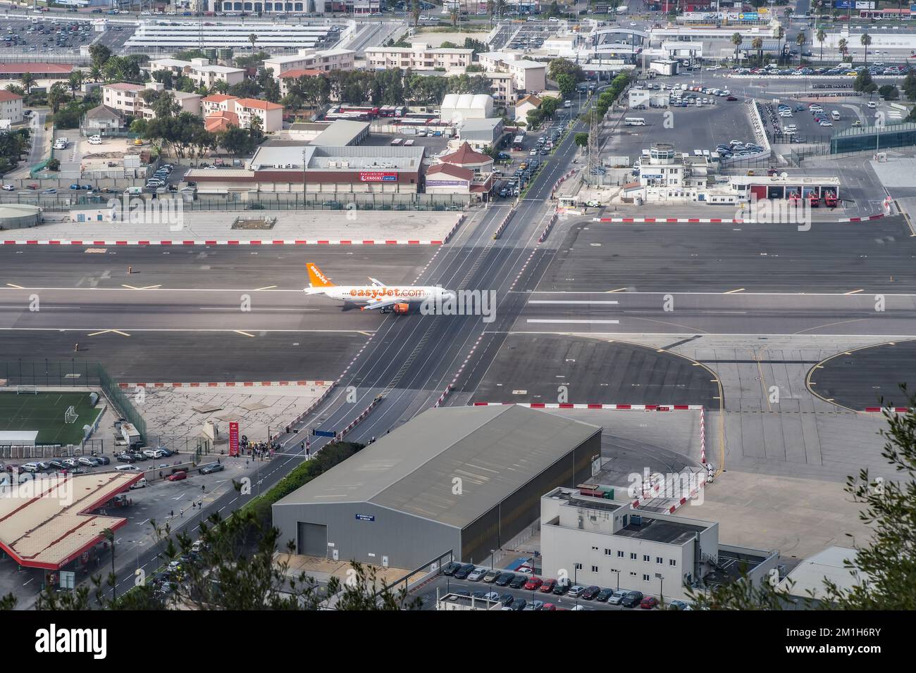 EasyJet, atterrando e tassando al terminal presso l'Aeroporto Internazionale di Gibilterra. Foto Stock