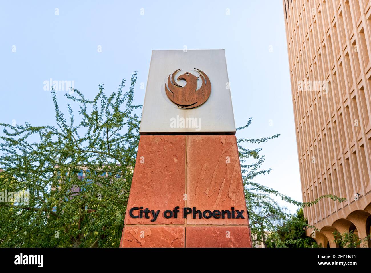 Phoenix, AZ - 10 novembre 2022: Città di Phoenix su un pilastro del centro include il logo ufficiale degli uccelli per la città. Foto Stock