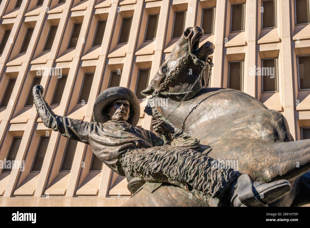 Phoenix, AZ - 10 novembre 2022: Particolare della scultura di cowboy in bronzo nel centro di fronte al Calvin C. Goode Municipal Building chiamato 'Lariat Cowboy' da Co Foto Stock