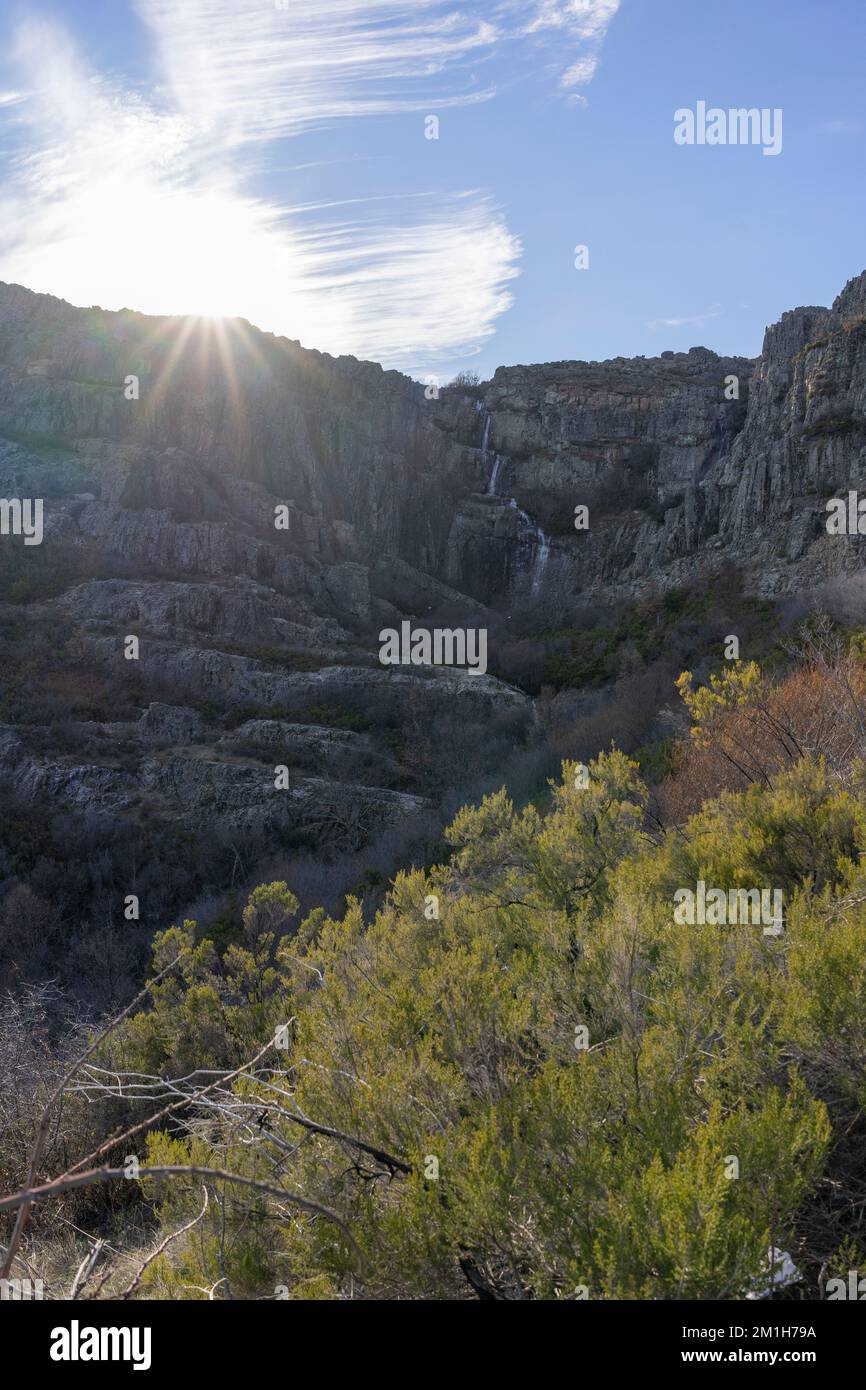 Il tramonto nel mezzo della campagna, tra montagne e alberi, Valverde de los Arroyos Foto Stock