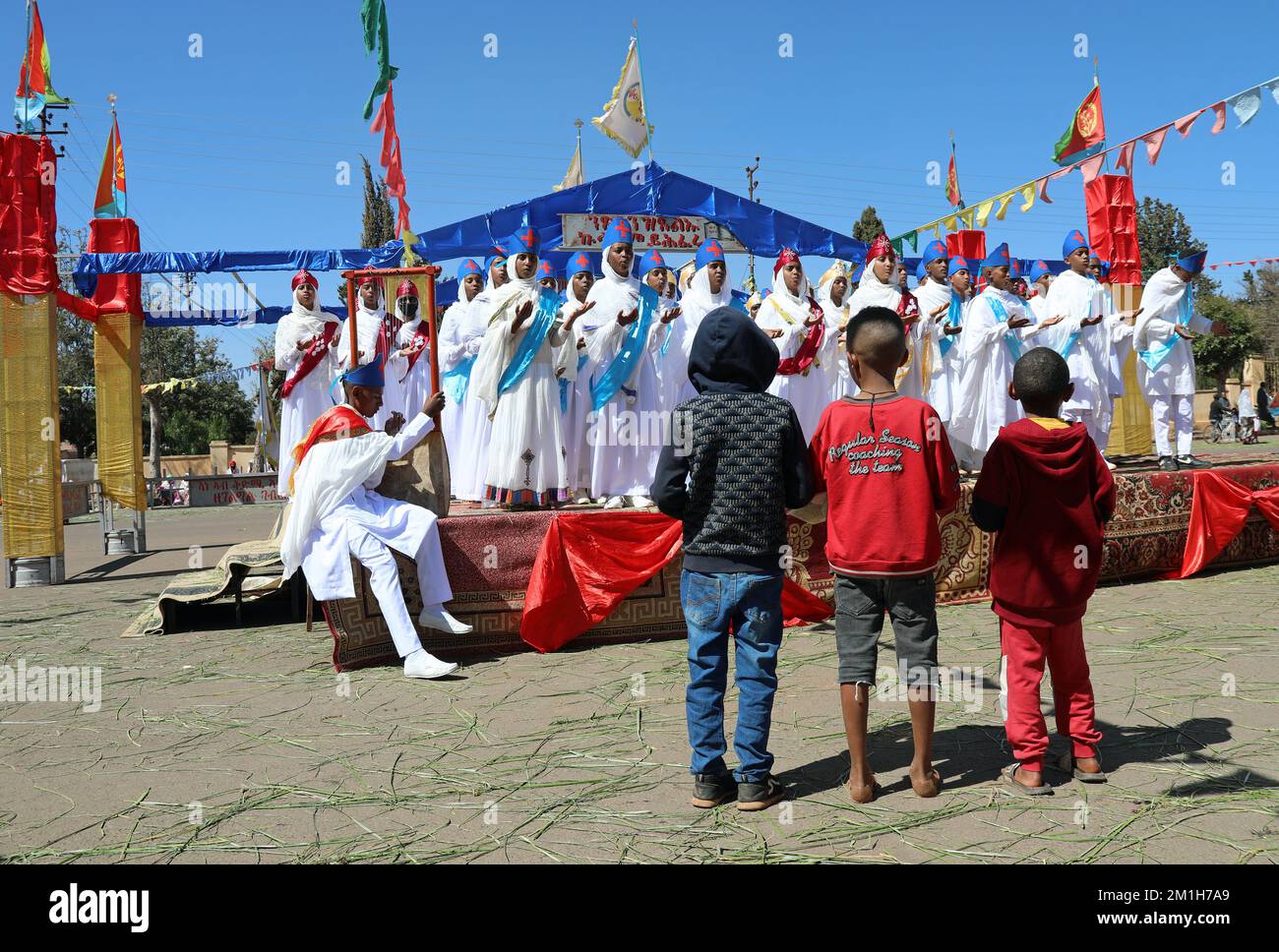 I bambini che guardano il coro cantano fuori dalla Chiesa di San Michele durante le celebrazioni in Nigdet Foto Stock